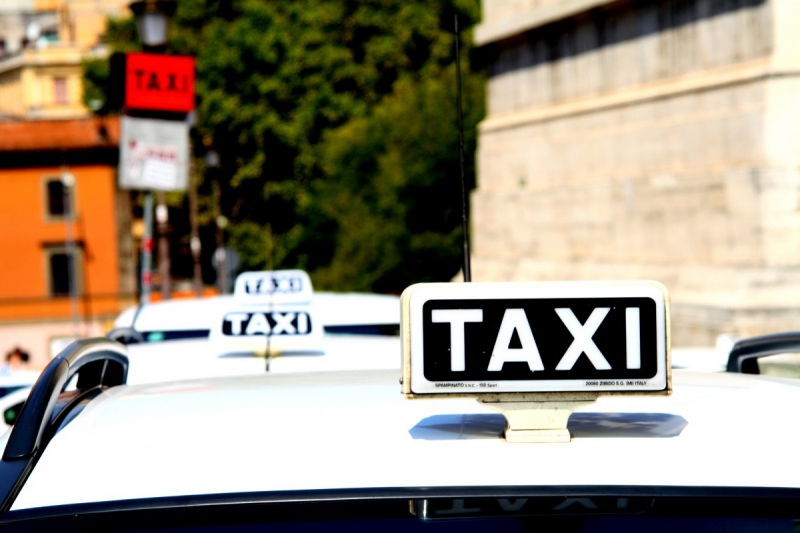 taxis-LEVENS-min_taxi_auto_rome_road_white-1051610